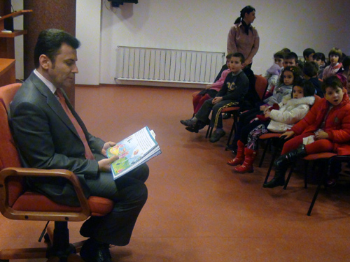 Mircea Dolha citind copiilor (c) eMM.ro